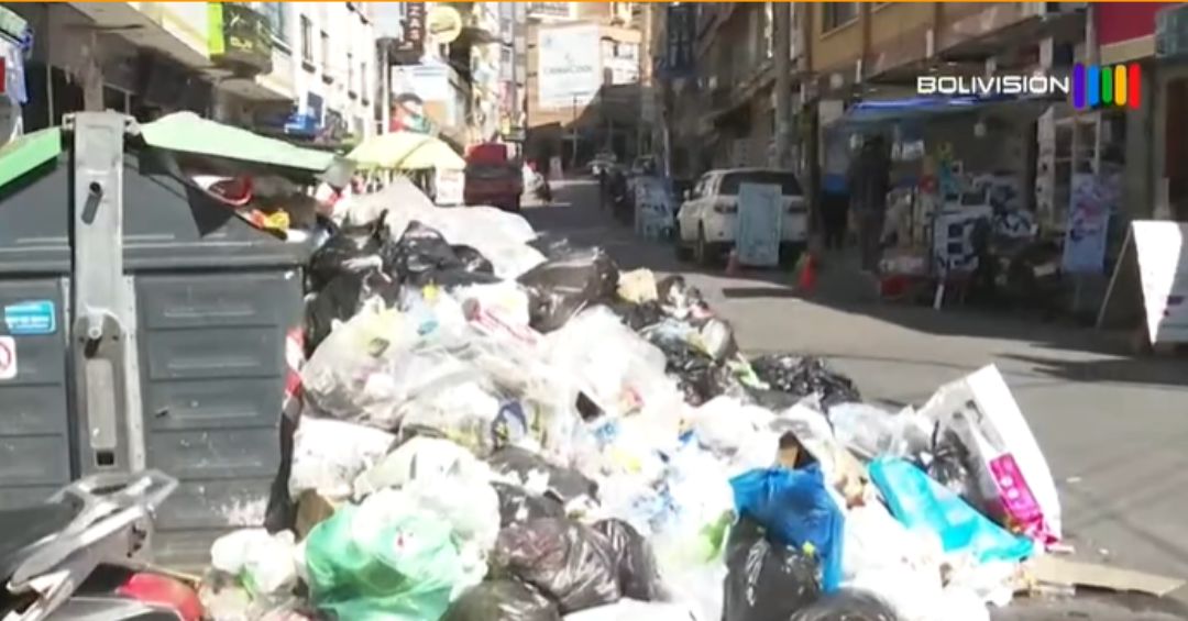 La basura se apodera de las calles en La Paz