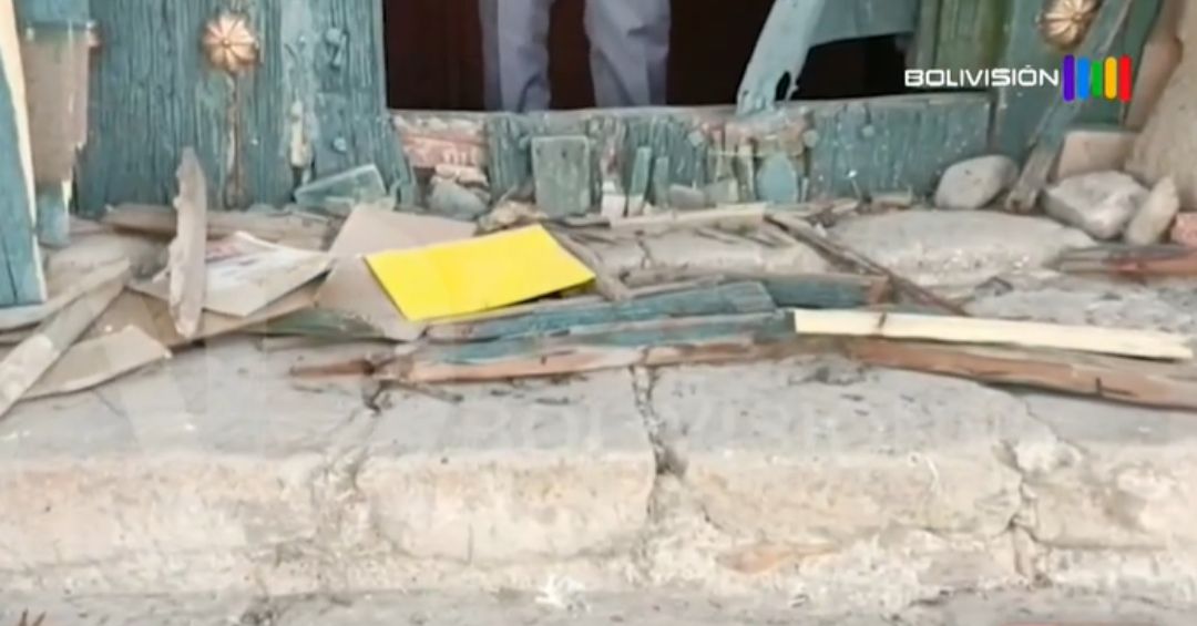 Destrozan puerta colonial en Oruro