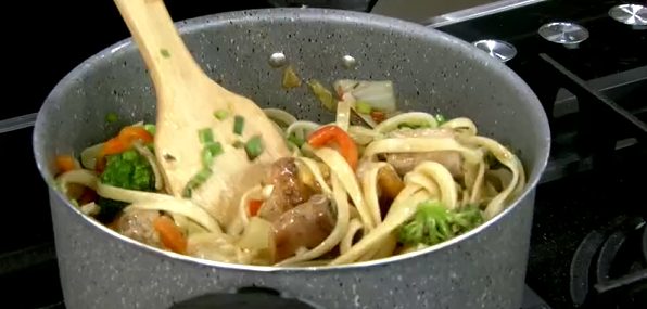 Disfrute unos deliciosos tallarines salteados con cerdo y verduras