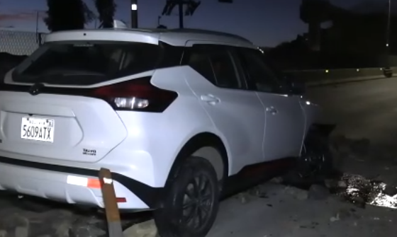 Piedras dejadas por bloqueadores provocan un accidente en la autopista La Paz-El Alto