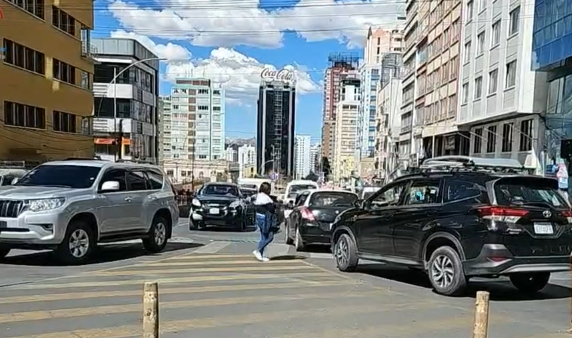 En busca de gasolina: fila en San Jorge llega hasta la Plaza del Estudiante en La Paz