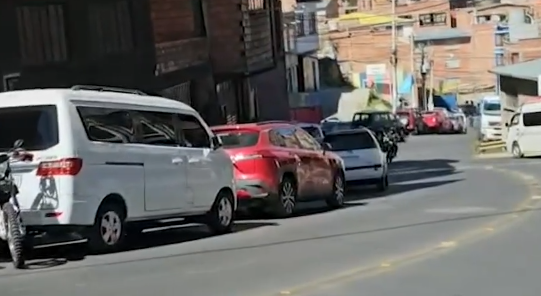 Filas y bloqueos en toda la ciudad: días de espera por gasolina
