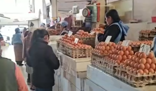 Chuquisaca: bloqueos impiden la llegada de huevo y queso; comerciantes venden producto de Yotala