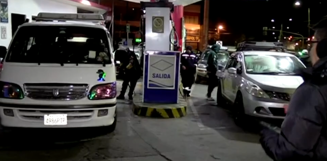 La estación YPFB Uruguay vende gasolina tras días de escasez, pero las filas persisten
