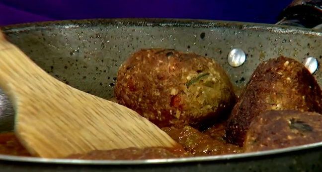 Bizcocho de chocolate en microondas y albóndigas de lenteja para un menú completo