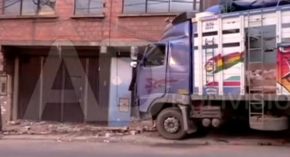 Un camión cargado de cerdos y verduras se incrusta en una vi