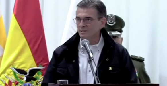 Paz promulga la Ley 1740 que regula los estados de