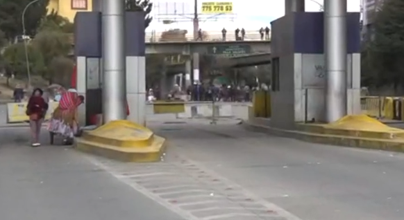 El Alto: bloqueos en el peaje continúan; no hay pa