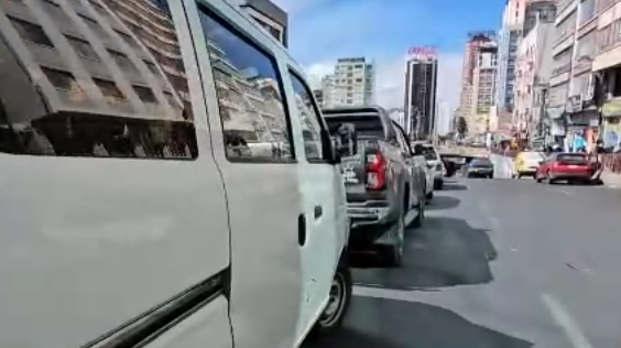 La Paz: filas interminables; conductores llevan un