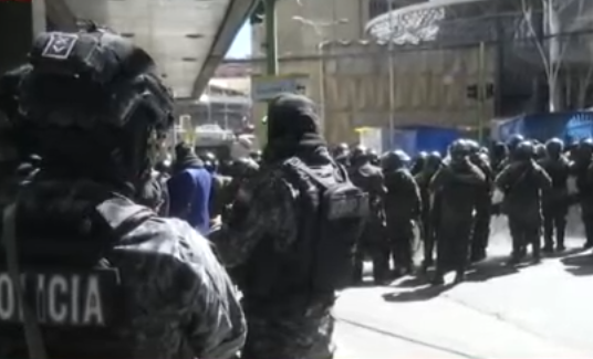 La marcha llega al centro paceño y avanza por la avenida Mon