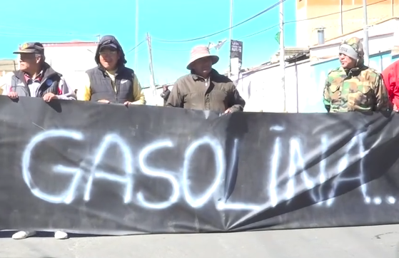 Cierran vías por combustible; conductores permanec